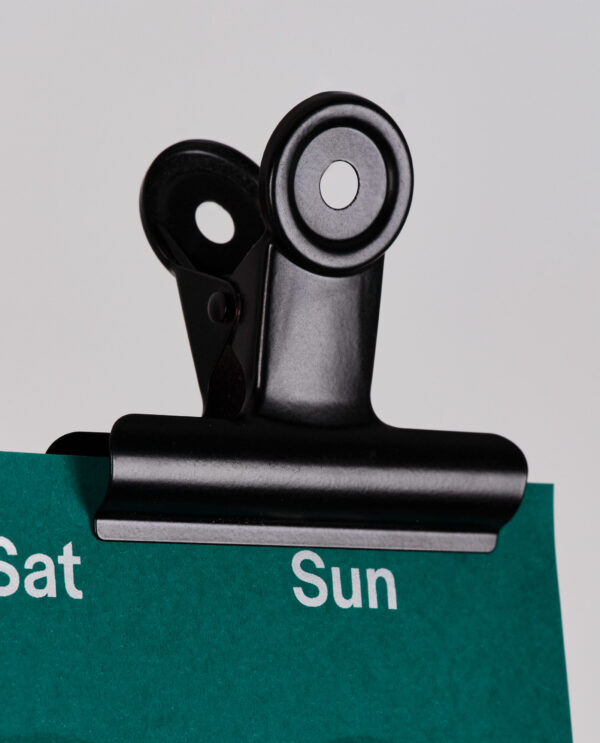 Pince noire en métal